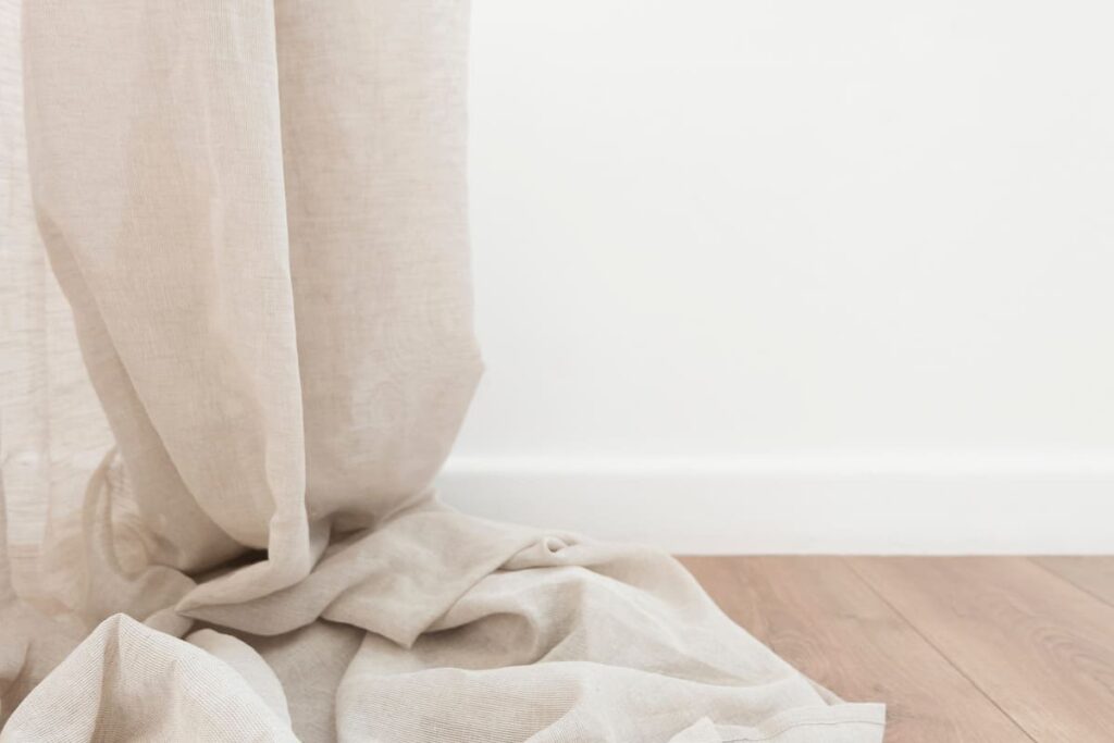 полупрозрачные светлые шторы