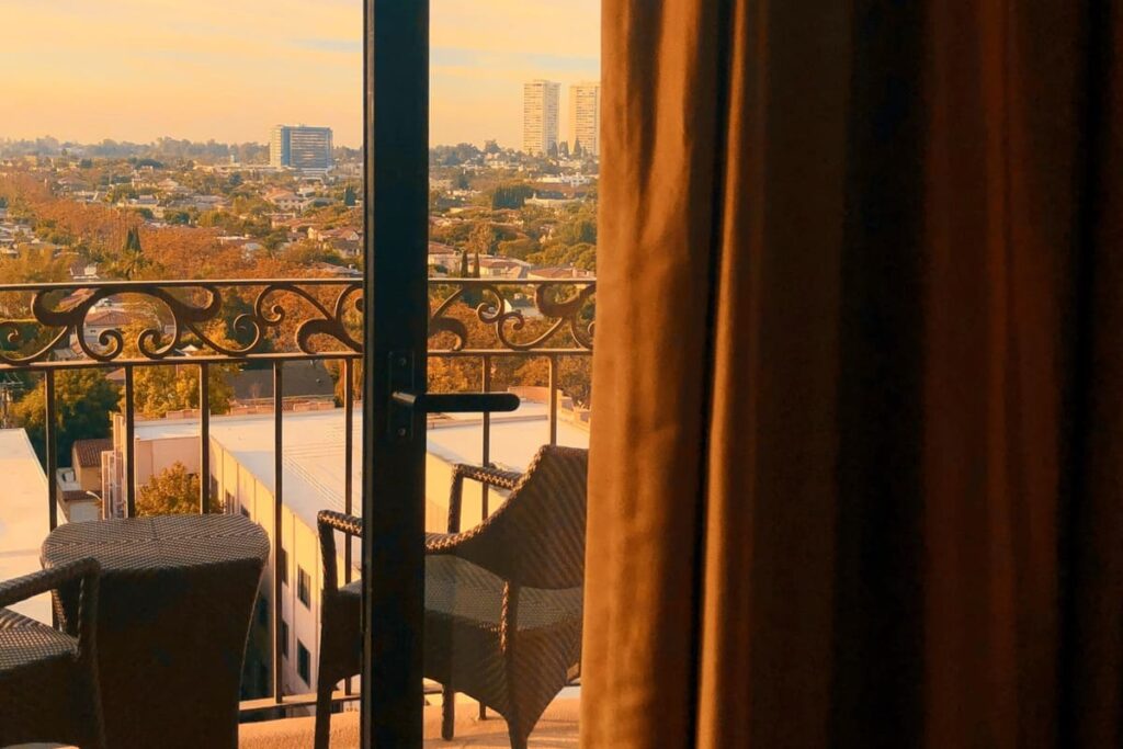 Инсталляция электрокарнизов на больших окнах и балконах